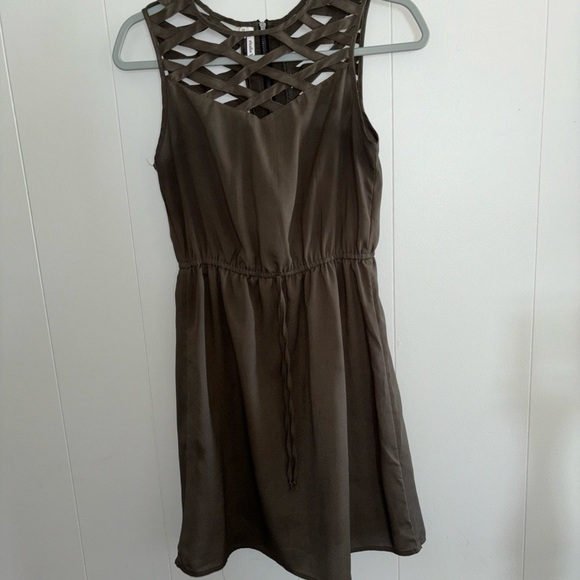 STUDIO Y SIZE SMALL SUMMER DRESS DARK GREEN  CUT OUTS ON NECKLINE SLEEVELESS - Picture 2 of 16